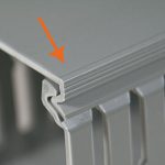 Alignment guide for the insertion of the lid on the trunking.