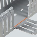 Sollbruchstellen am Boden des Verdrahtungskanals und am Fuss der Lamellen.