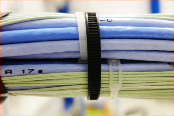 The BELTO® cable tie holds large cable harnesses.