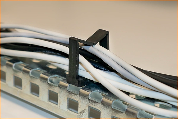 Bloc câbles PLIOCATCH à clip guidant un faisceau de câbles