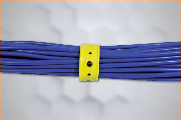 Bride de serrage pour câbles avec faisceau de câbles
